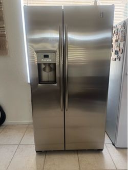 GE 23-cu ft Standard-Depth 33-in Wide Side-by-Side Refrigerator with Ice Maker ,Water and Ice Dispenser, Stainless Steel