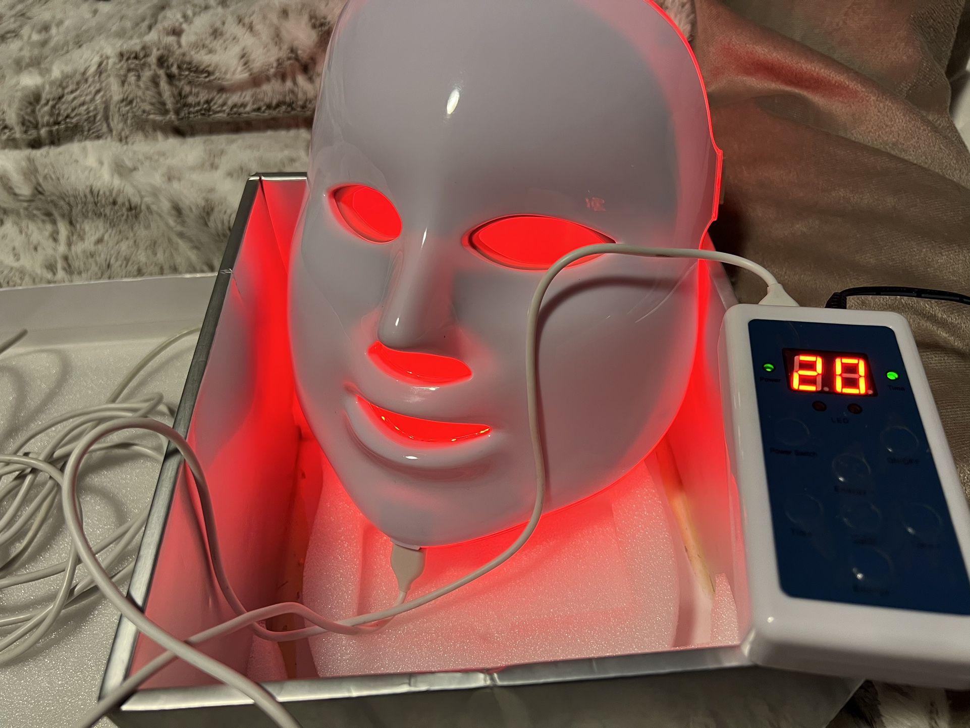 LED face mask therapy 