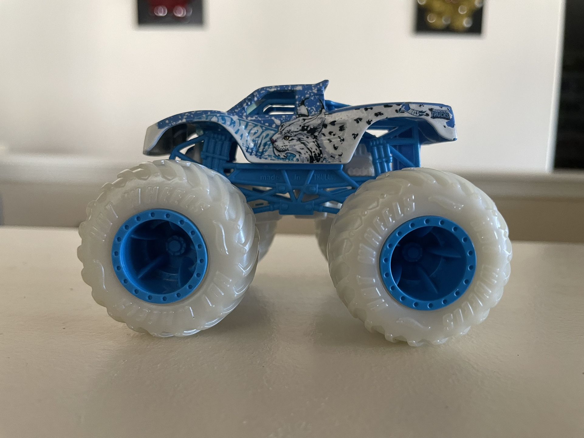 Hot Wheels Monster Jam Monster Truck 1:64 BLIZZARD BASHERS - PODIUM CRASHER