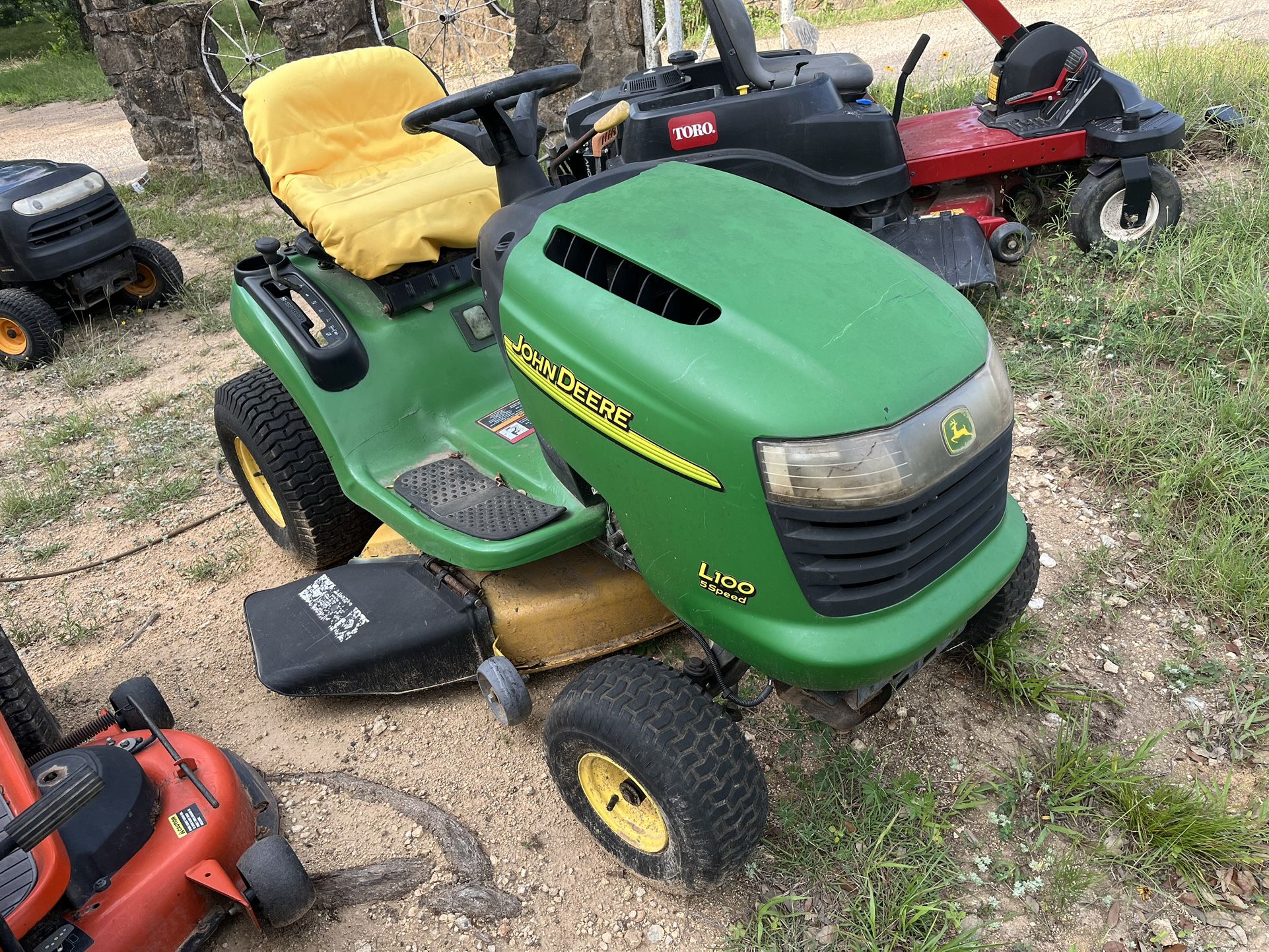 John Deere LA105 42” Riding Lawn Mower 19.5hp