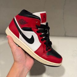 Air Jordan 1 Mid Chicago - Size 8.5