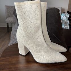 Tristan Mia  off knited white pebble booty boots size 9 M