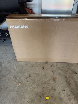 Samsung 32" The Movingstyle Essential 4K UHD Smart Monitor 32-inch 4K UHD smart monitor on an adjustable-height rolling stand