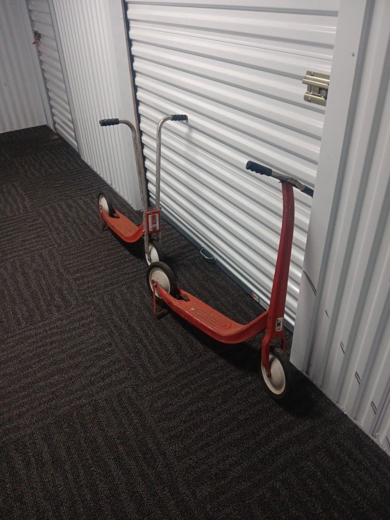 2 Scooters Vintage
