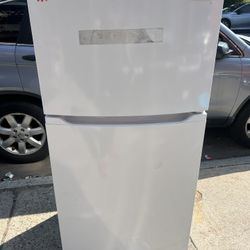 28”INCH WIDE REFRIGERATOR(NEW)(FRIGIDAIRE)(READ DESCRIPTION 