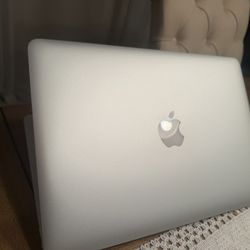 Apple Macbook Air 2017 with 1.8GHz Intel Core i5 (13-inch, 8GB RAM, 128GB SSD Storage