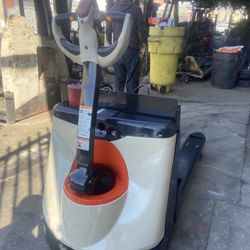 Crown Pallet Jack 