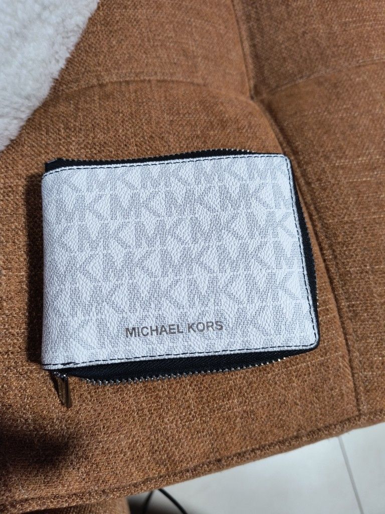 New Michael Kors Bifold Wallet W/ Zipper No tag