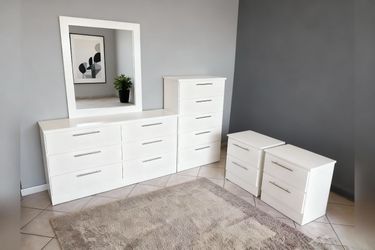 Dresser with Mirror, Chest and Nightstands / Comoda con Espejo, Gavetero y Mesitas de Noche 