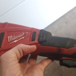 MILWAUKEE COPPER TUBING CUTTER - LOCAL PRICE 80.00