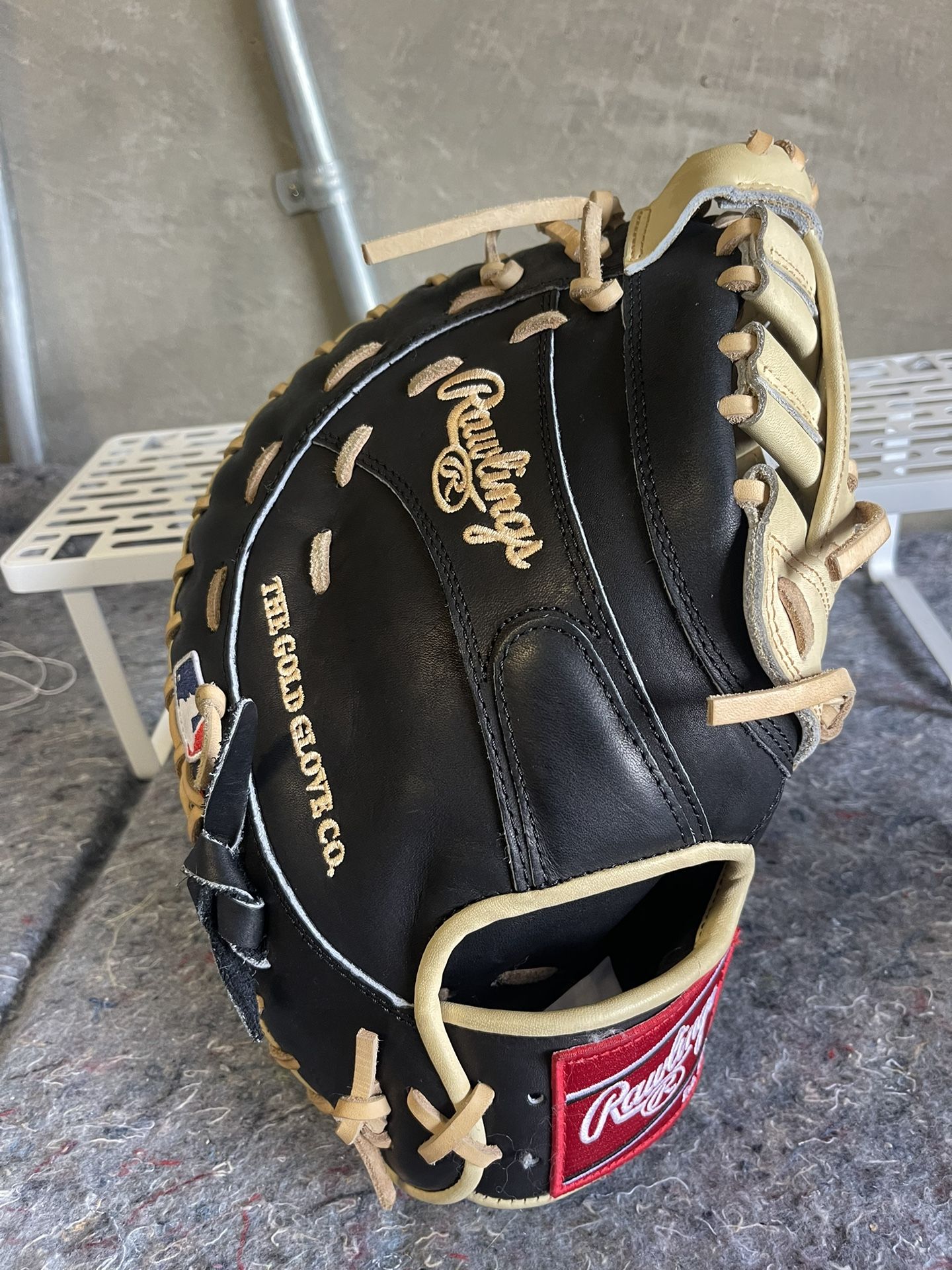 Rawlings R2G 1B First Baseman Baseball Glove Righty for Sale in Laguna