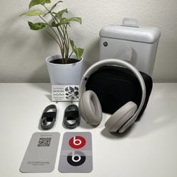 New Beats Studio Pro - Wireless Noise Cancelling MQTP3LL/A, Open-Box