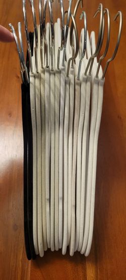 Set of 16 Slim Velvet Non-Slip Clothes Hangers – Cream & Black