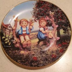 Hummal Goebel Collectors Plate & HUMMEL #389