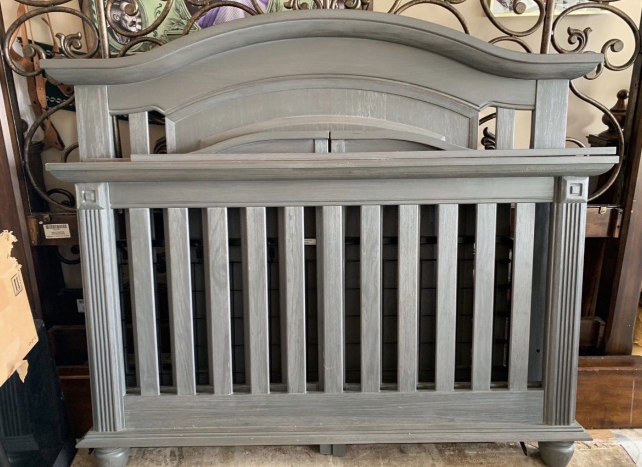 FREE NOW ) Oxford Baby London Lane Crib Arctic Gray for Sale in