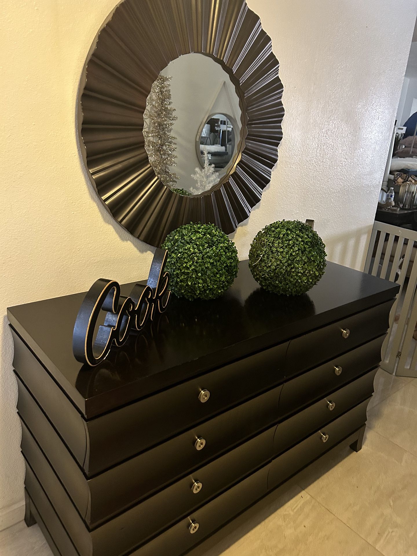Beautiful Dresser & Mirror Set