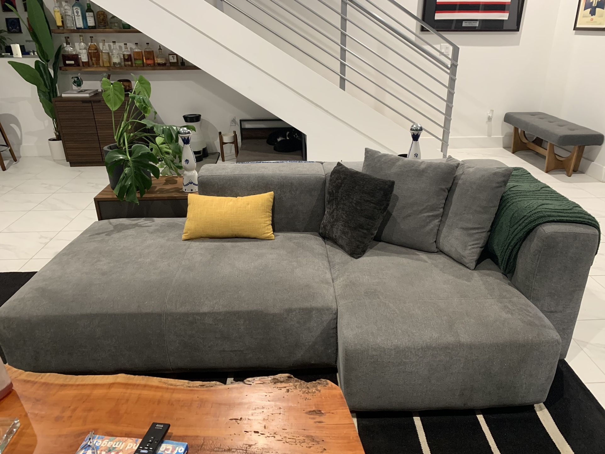 Valmolar Sectional Couch