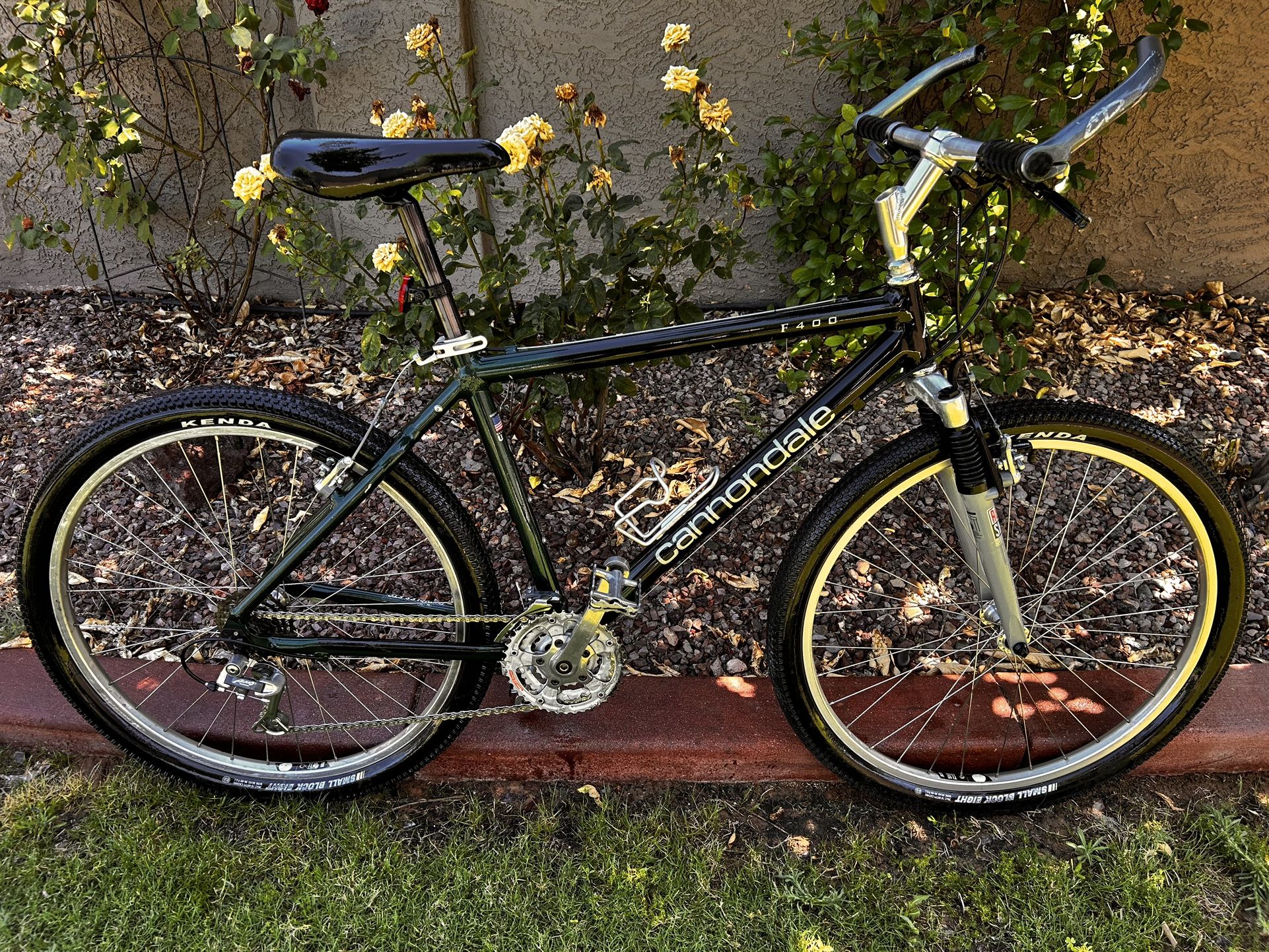 Cannondale F400 21-Speed Mountain Bike with 26” Wheels, ROCK SHOX Fork, SHIMANO Components, plus FULL Tune-up, like NEW!