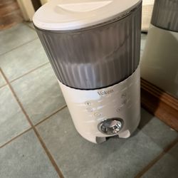 Automatic cat feeder