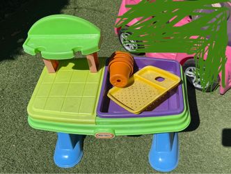 Free garden table play set