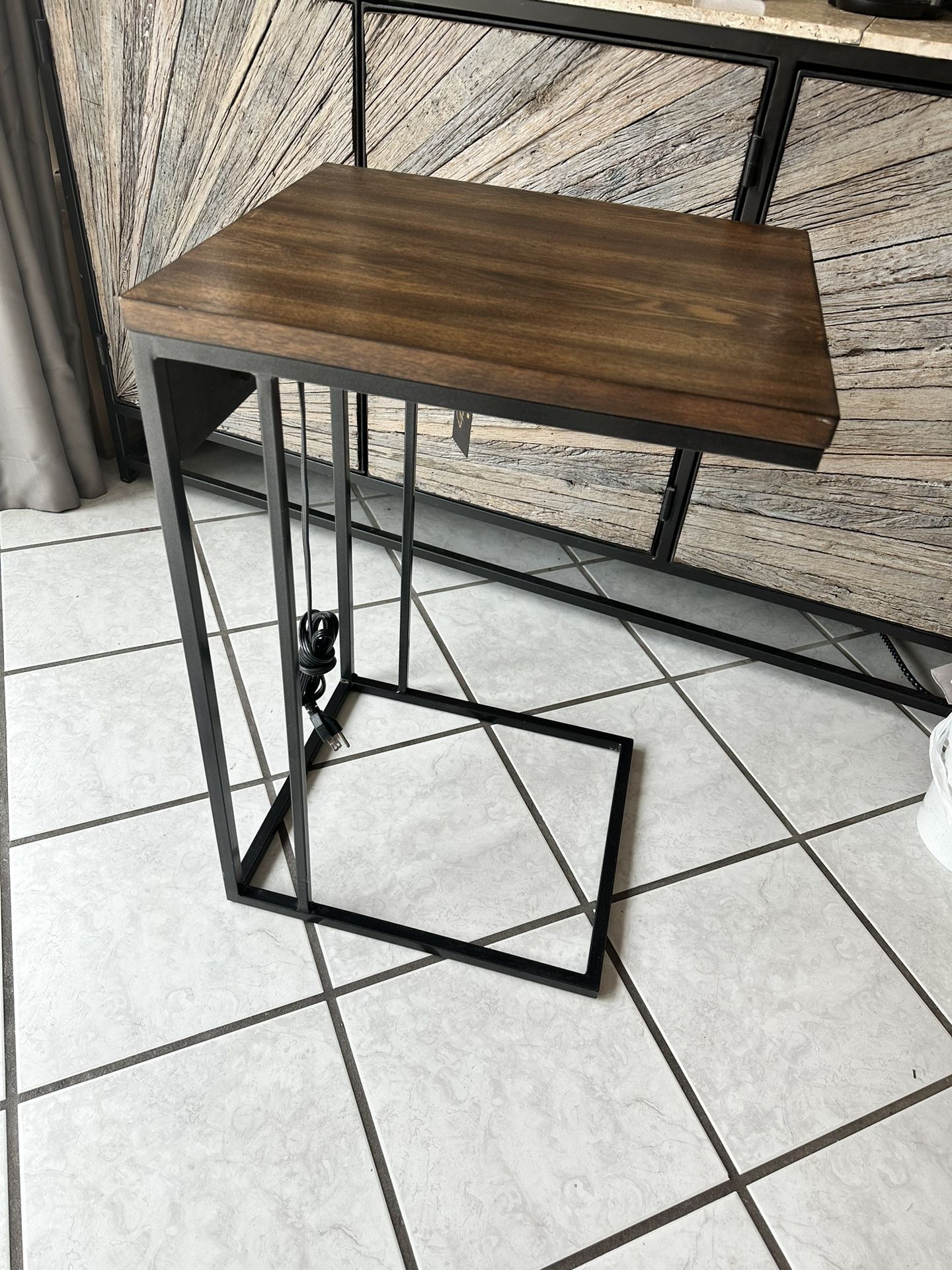 Like New Tainoki Charging C Table Sofa Or Bedside Table 15x18x27.5