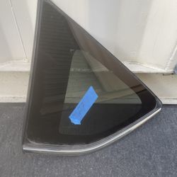 13 Toyota Rav 4 Left Quarter Window