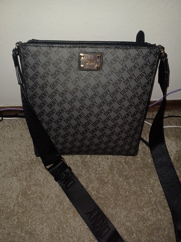 DNKY MESSENGER CROSS BODY BAG