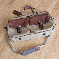 Vtg Hartmann Ziptop Canvas and Leather Briefcase Hudson Collection Tan 
and Brown.
Pre-owned, good shape, please see photos for details.
It is 22x14x7
