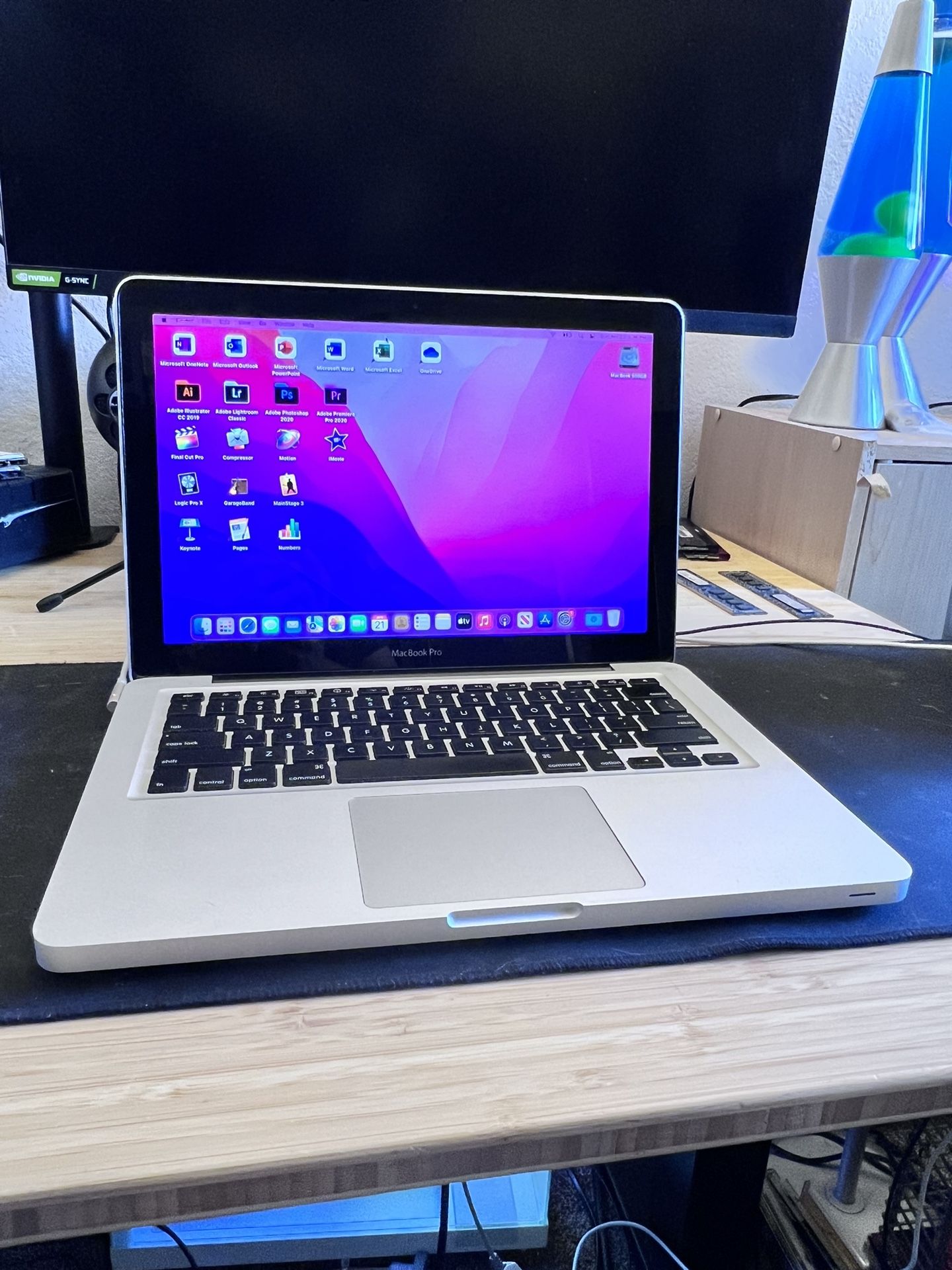 Apple MacBook Pro Laptop Computer + 12 Programs / Adobe Photoshop, Lightroom / Logic Pro / Final Cut / Microsoft Office / GarageBand etc / (500GB 13”)