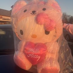 Giant Hello Kitty 🩷