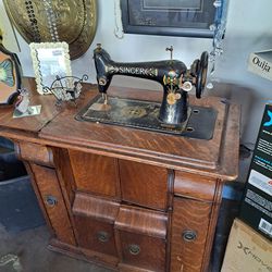 ANTIQUE Singer Sewing Machine.