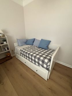 Twin bed with comfy mattress