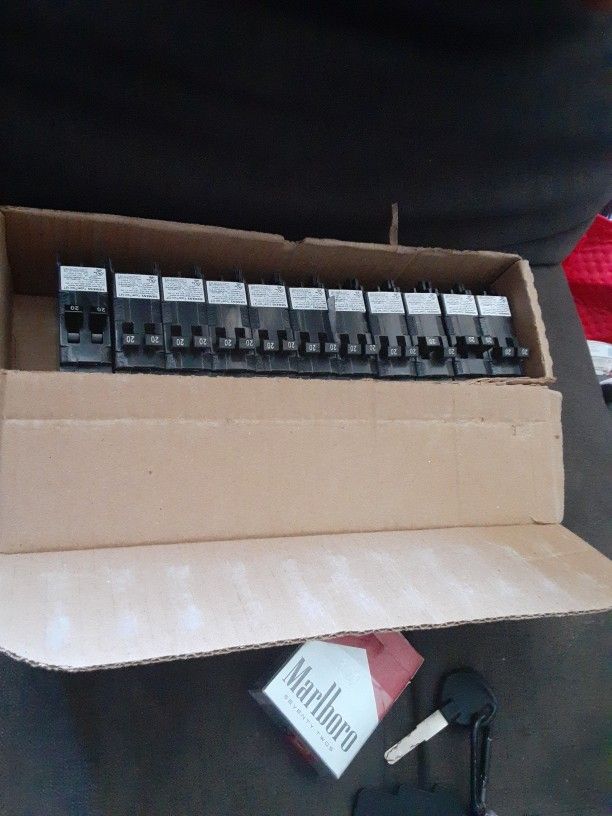 Circuit Breakers 12 Total 20 Amp