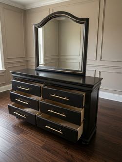 Bello Dresser w mirror & 2 nightstands/ Like new/ como Nuevo