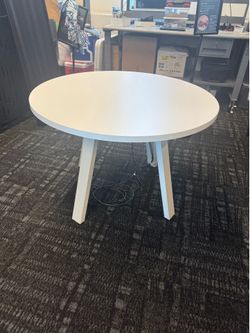 Round white table