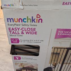 Like New Heavy Duty Munchkin Pet Gate In Box. ( Only Used 1 Time ). 