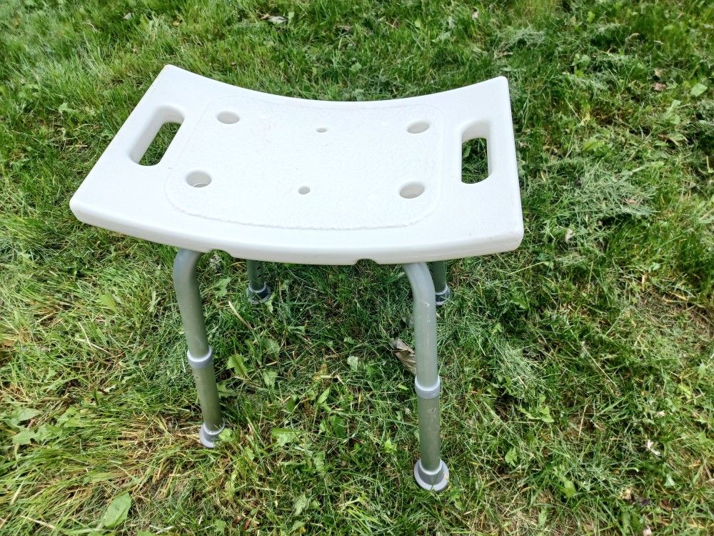 Bathtub support chair excellent condition like new!