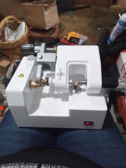 Optical lens cutter