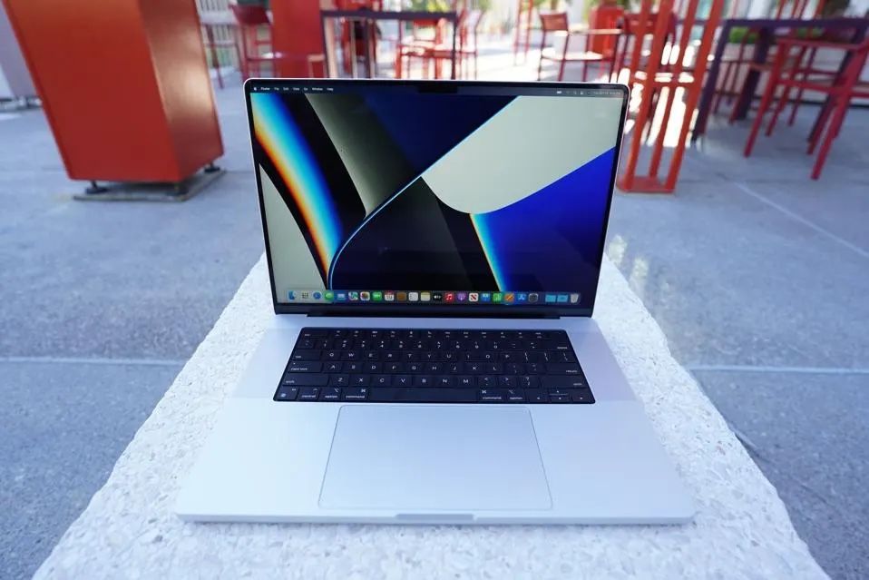 Apple MacBook Pro (Apple M1 Max Chip, 16-inch, 32GB RAM, 1TB SSD)