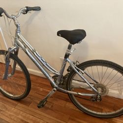 Ladies 17" Giant Sedona Hybrid Bicycle
