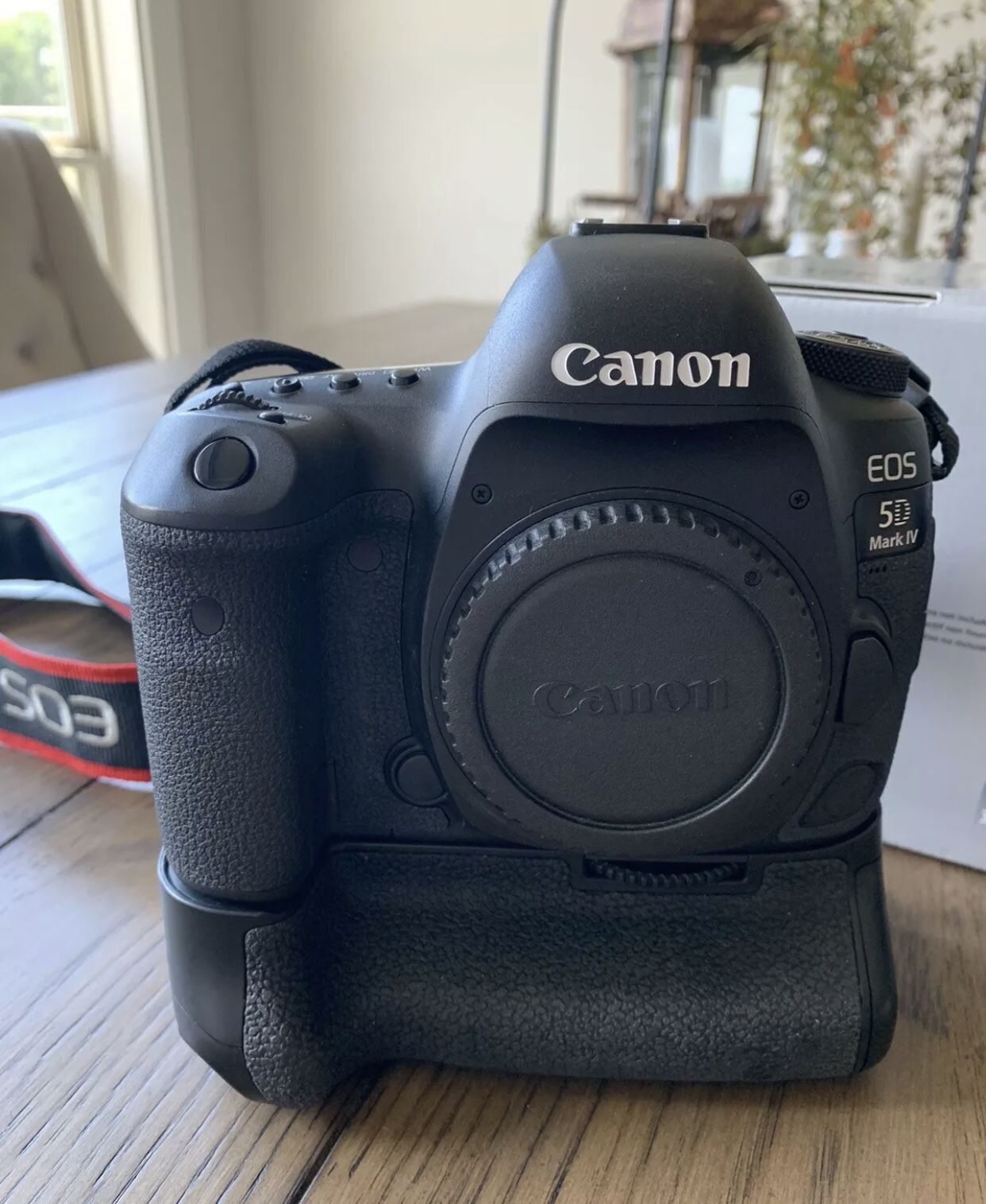 Canon EOS 5D Mark IV 30.4MP Digital SLR Camera - Black (Body Only) With Extras!