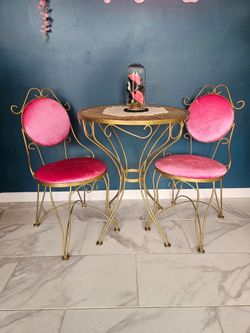 Mesa dorada y rosa