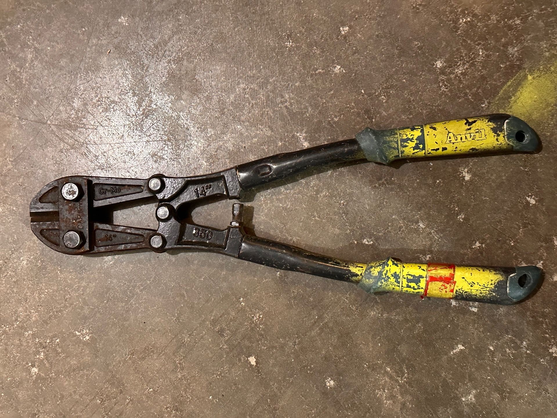 Bolt cutters