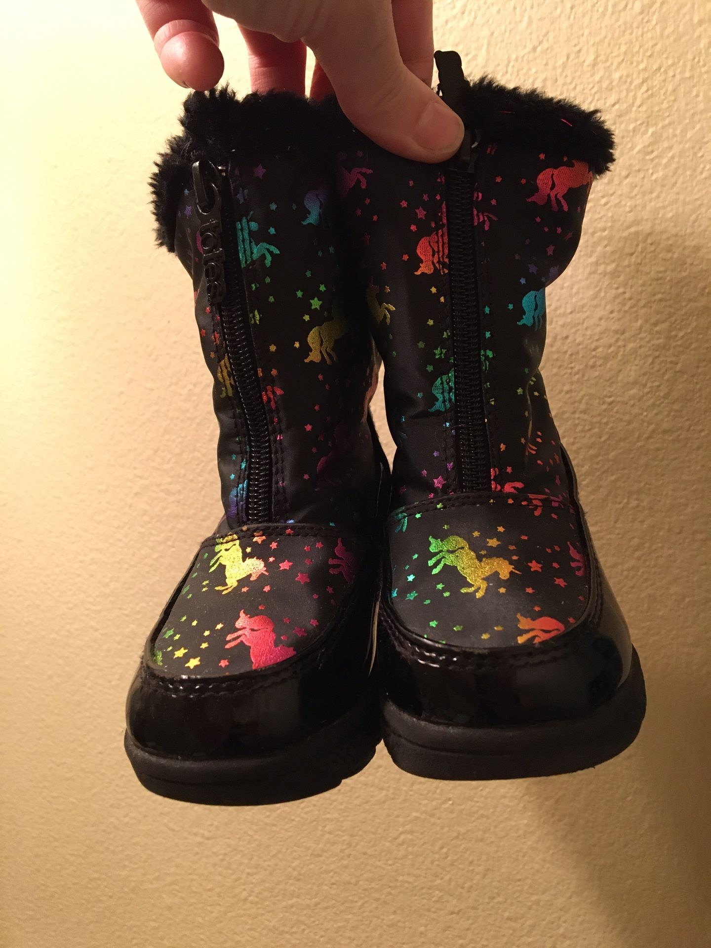 Like New Toddler Size 7 snow Boots w/colorful unicorns 