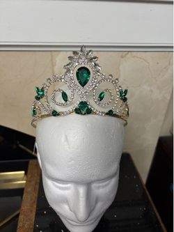 Tiara tear drop-shaped emerald green