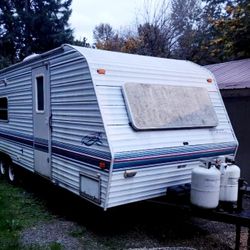 **Priced To Sell** Super Clean 2000 Model 25 Foot Travel Trailer