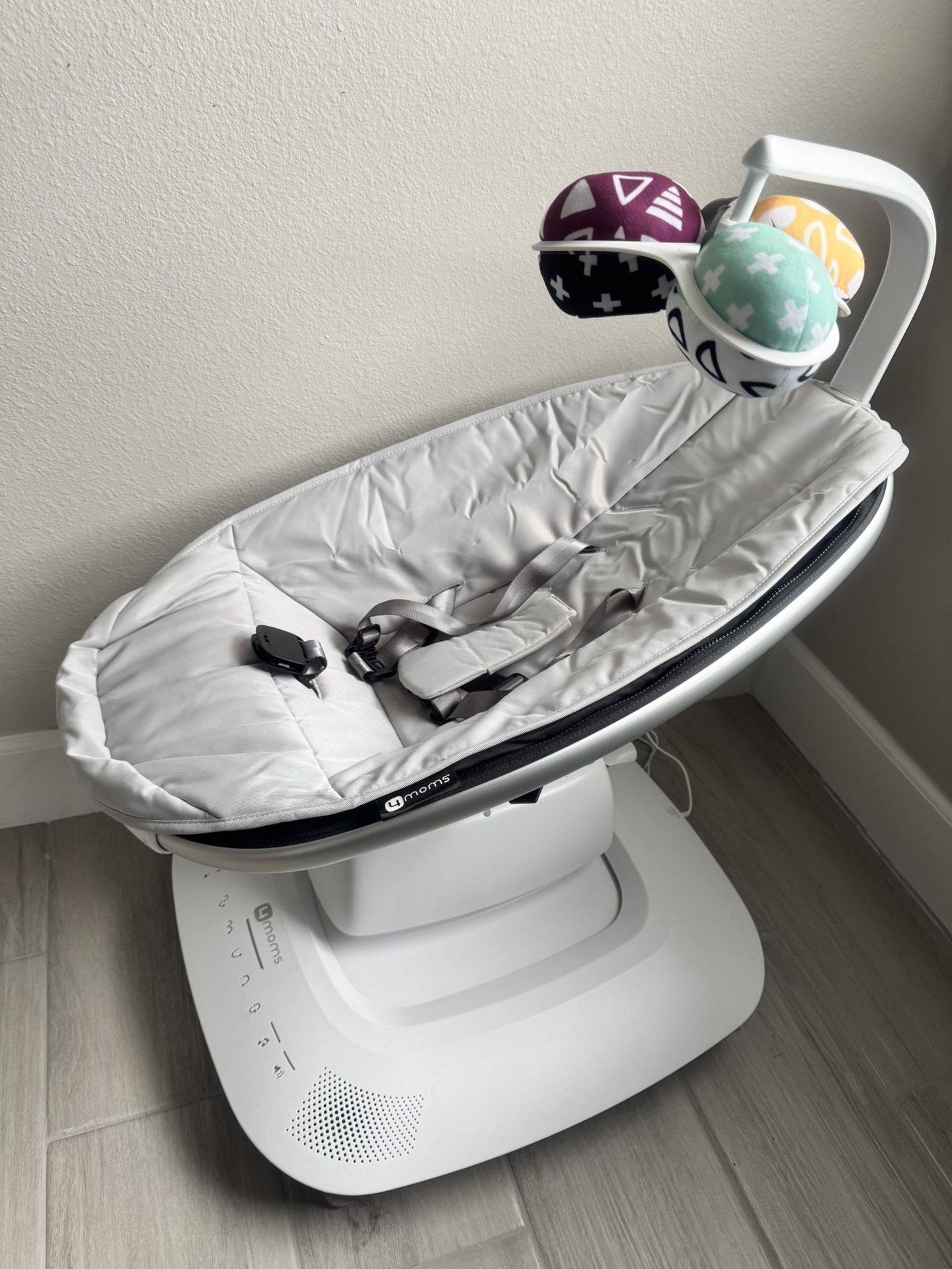 mamaRoo® multi-motion baby swing®