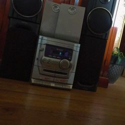 Sony Stereo System Cd Player, Am Fm Radio And Casette Player, Comes With 6 Speakers Needs a Antena