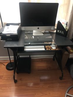 Escritorio negro con el centro de vidrio