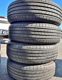 225/60/18  Michelin set de Tires con 80% de vida las 4